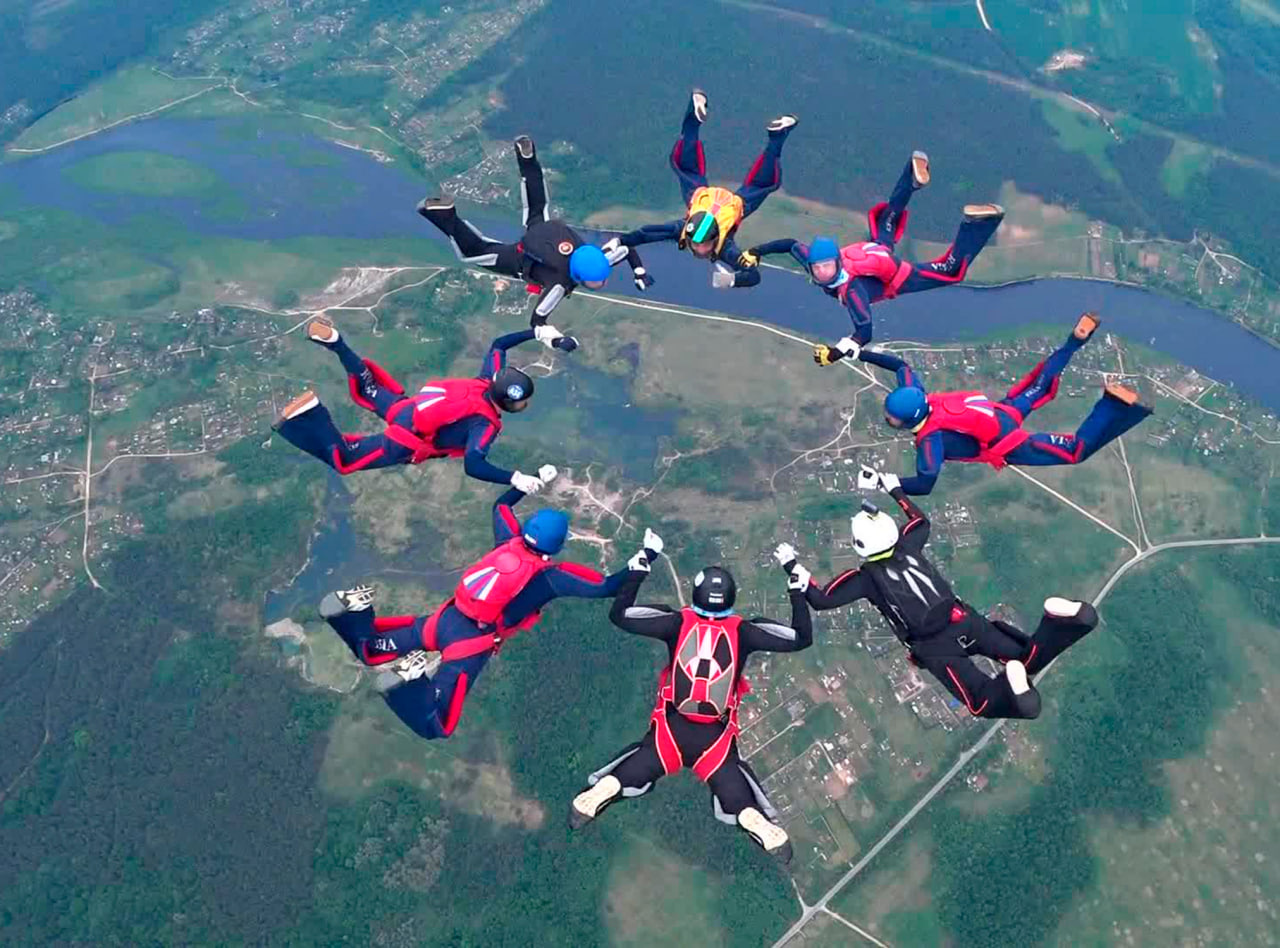 Групповой прыжок и вид на реку Великую с высоты 2 500 метров. Фото псковича, мастера спорта Валерия Хювенена