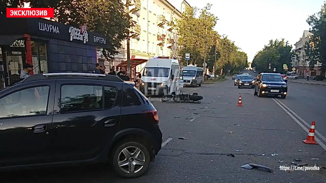 В Великих Луках мотоциклист пострадал в ДТП с Renault. Фото: ПАИ