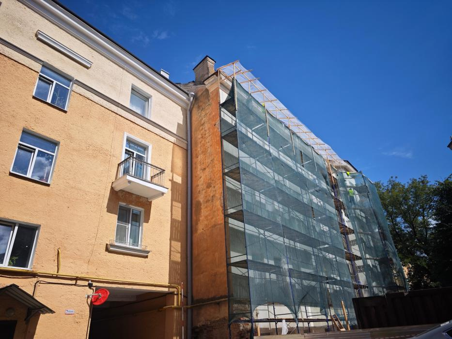 В Пскове реставрируют фасад здания, в котором жил Ленин. Фото: ПАИ