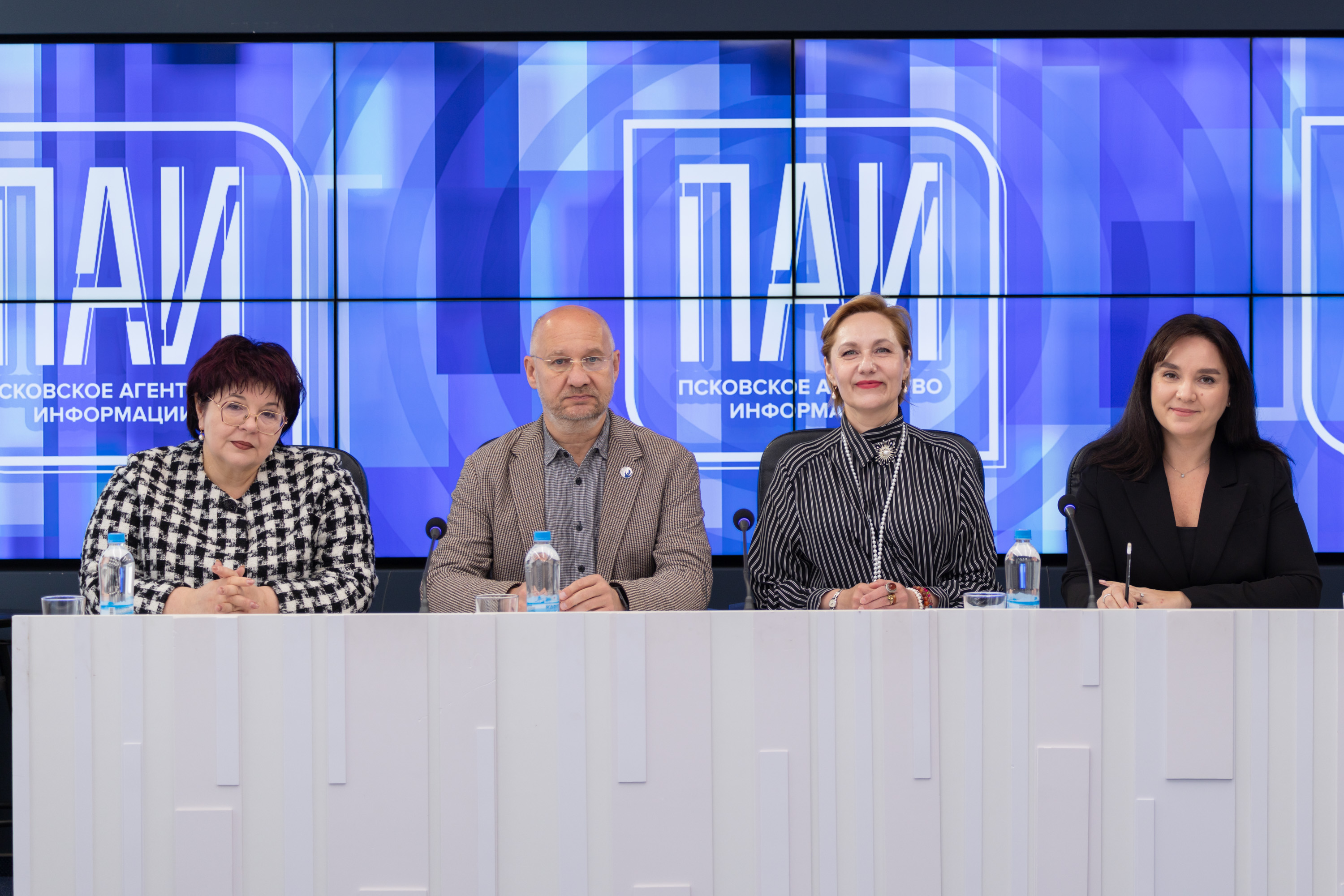 На фото директор Псковского областного театра кукол Татьяна Ааб, директор Ивановского областного театра кукол Сергей Ригерт, главный режиссёр Ивановского областного театра кукол Ольга Штырляева, министр культуры Псковской области Илианна Петрова. Фото: ПАИ