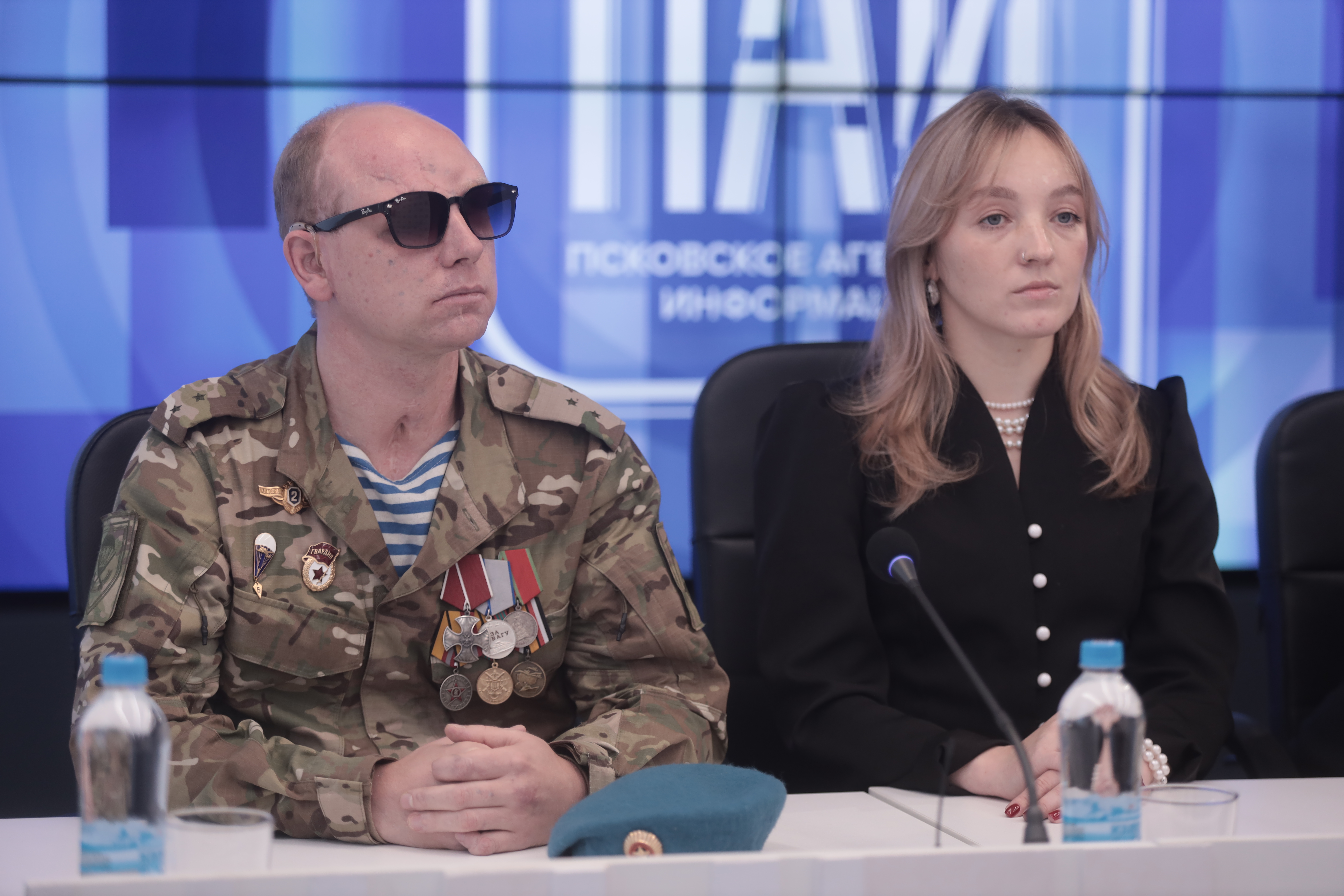 Ветеран СВО Максим Андреев и заместитель директора Школы адаптивного спорта Псковской области Марья Трахова. Фото: ПАИ
