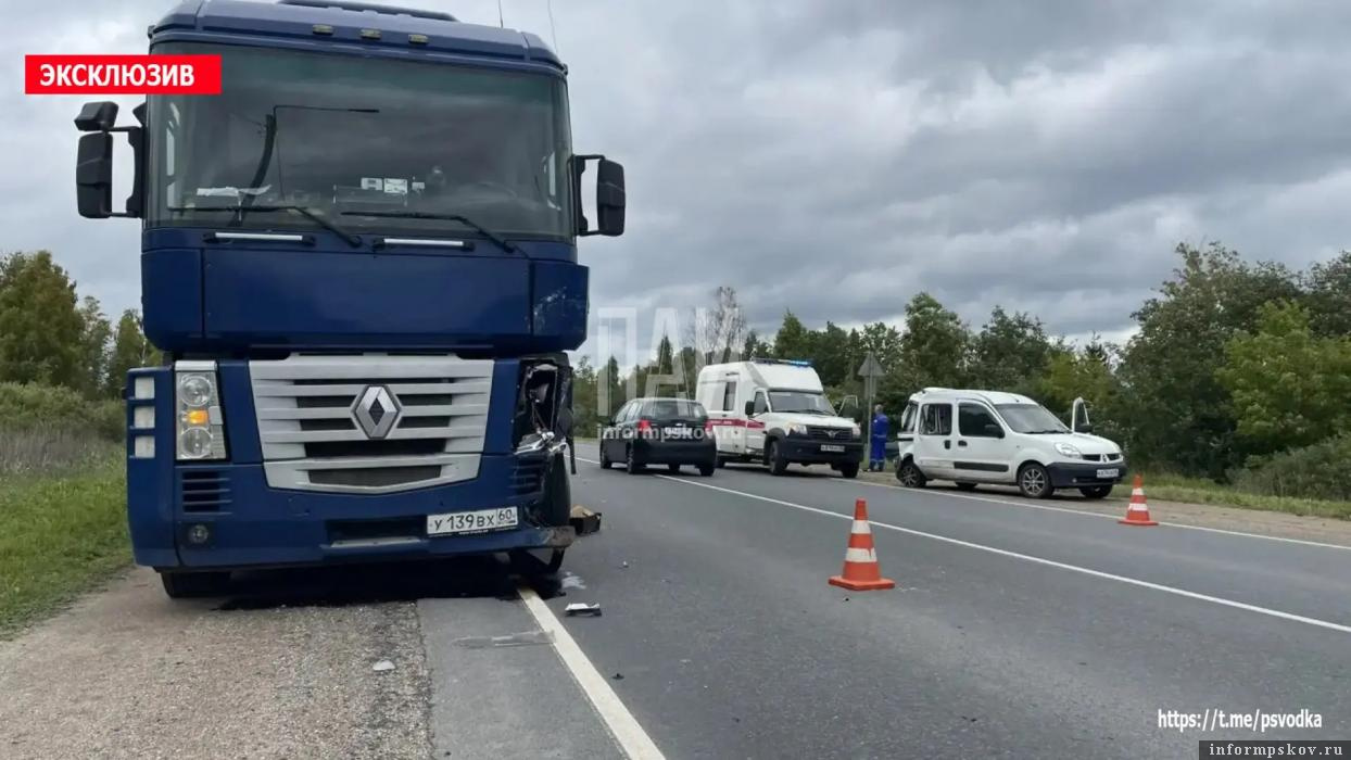 Два человека пострадали в ДТП с фурой в Острове. Фото: ПАИ
