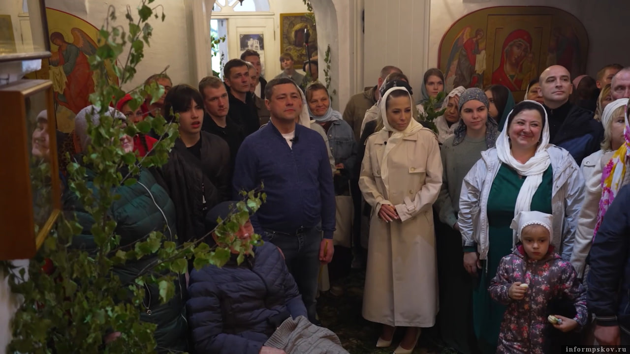 Михаил Ведерников вместе с Юлией Барановской пообщался с семьями переселенцев. Скриншот из передачи Барановской «Губернатор без галстука»