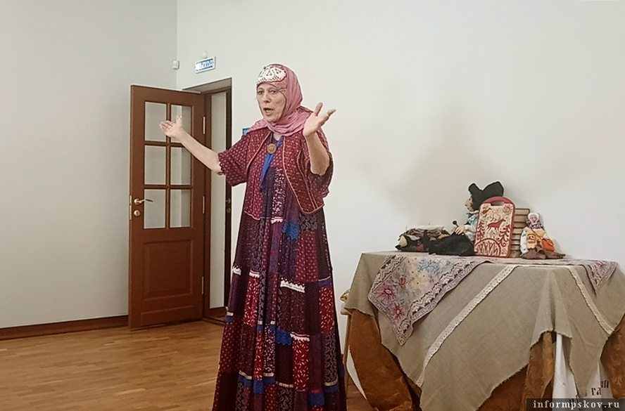 Анна Яковлева в литературном спектакле «Пути-дороги сказочны». Фото со страницы музея-заповедника «Михайловское» в социальной сети