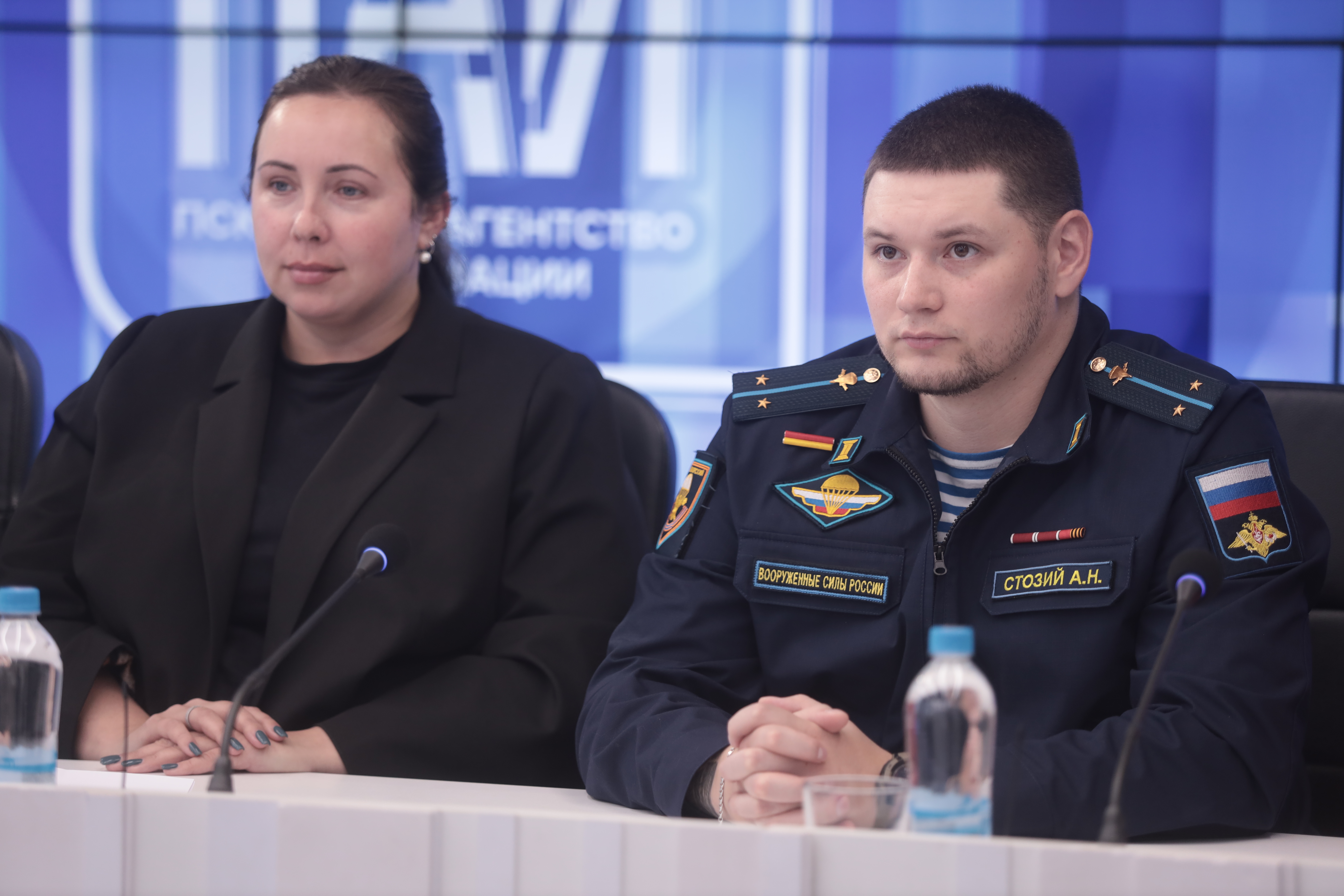 Заместитель руководителя филиала фонда «Защитники Отечества» в Псковской области по общественным проектам Лидия Герасимова и ветеран СВО Артём Стозий. Фото: ПАИ