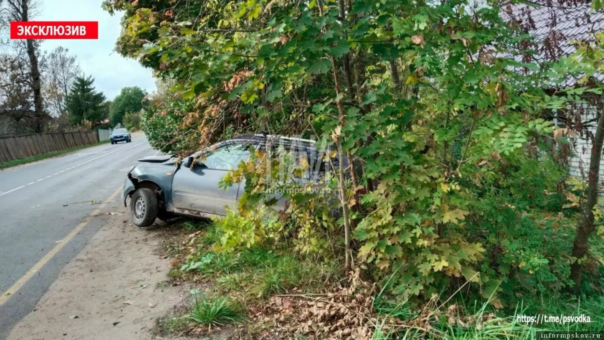 ДТП в Стругах Красных. Фото из канала «Псковская сводка» в мессенджере MAX