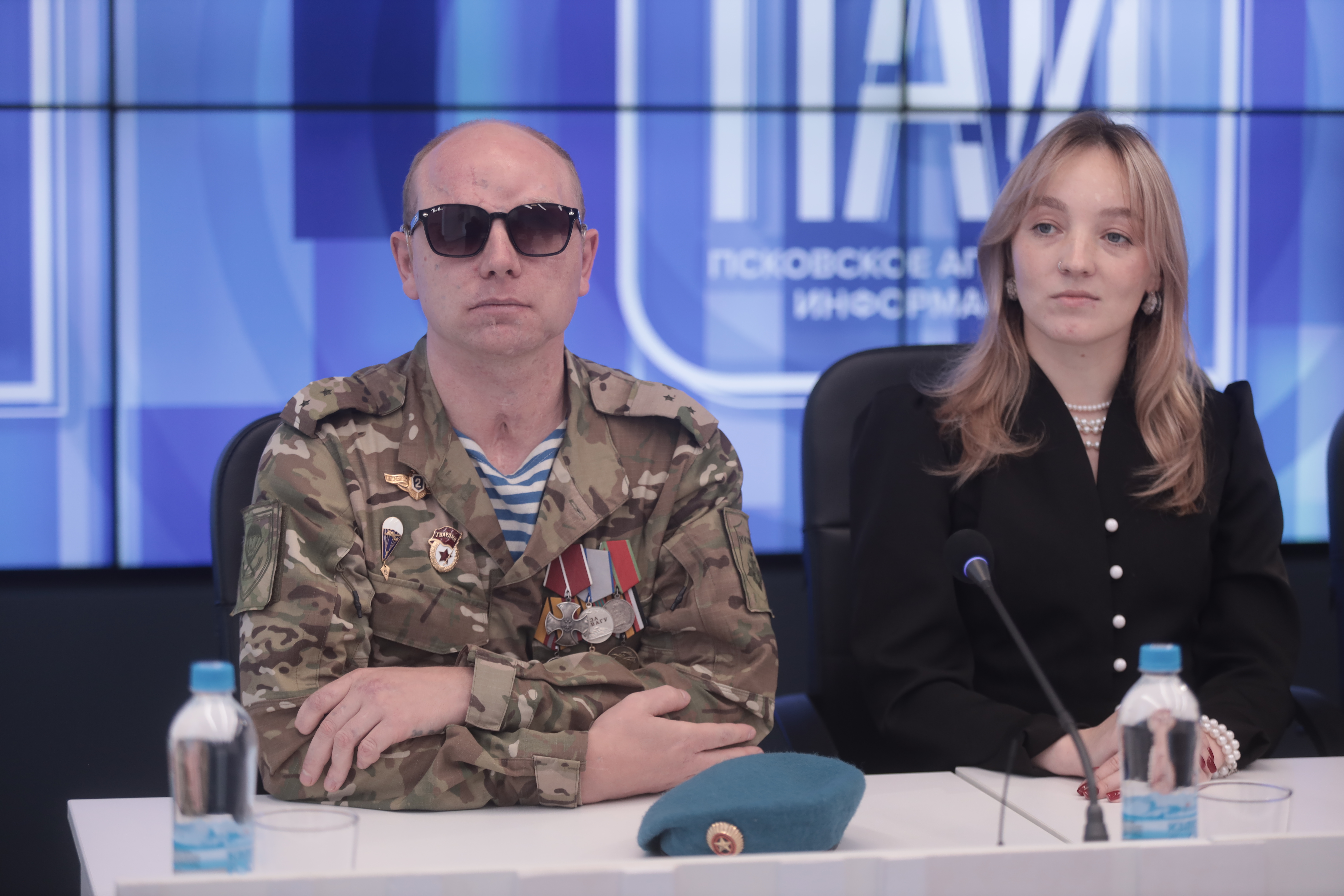Ветеран СВО Максим Андреев и заместитель директора Школы адаптивного спорта Псковской области Марья Трахова. Фото: ПАИ