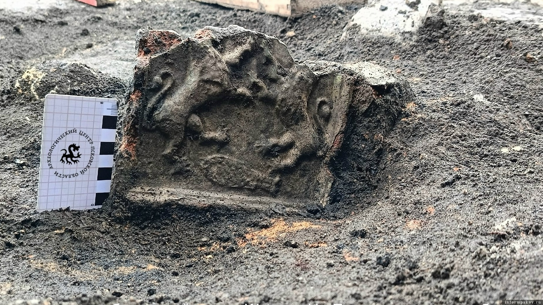 Найденный изразец. Фото: группа Археологического центра Псковской области в соцсети «ВКонтакте»