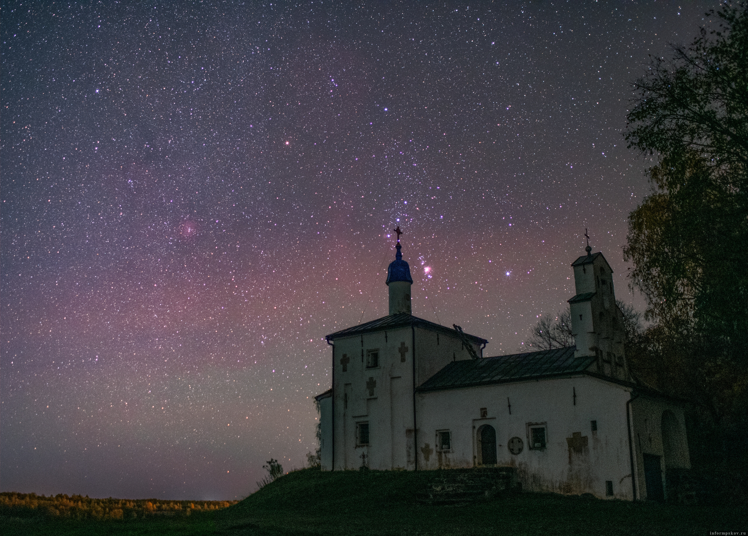 Созвездие Ориона над Никольским храмом. Фото: Пётр Митрофанов