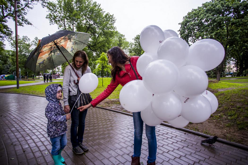 "Скандинавия" порадовала самых маленьких псковичей сотнями воздушных шариков