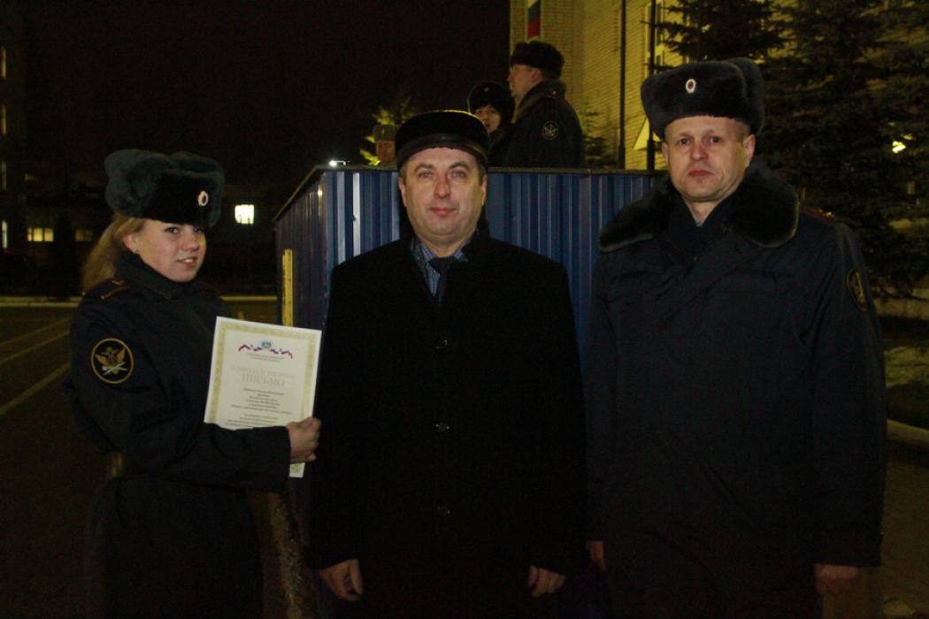 Заместитель председателя облизбиркома Иван Патлач вручил благодарственные грамоты курсантам Псковского филиала академии ФСИН