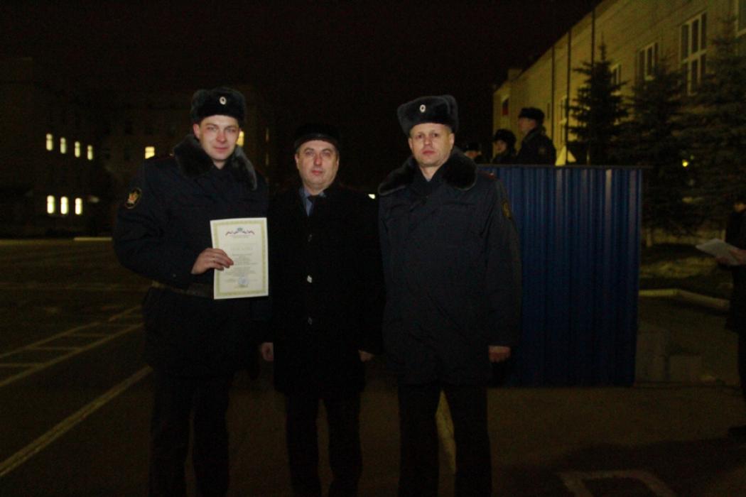 Заместитель председателя облизбиркома Иван Патлач вручил благодарственные грамоты курсантам Псковского филиала академии ФСИН