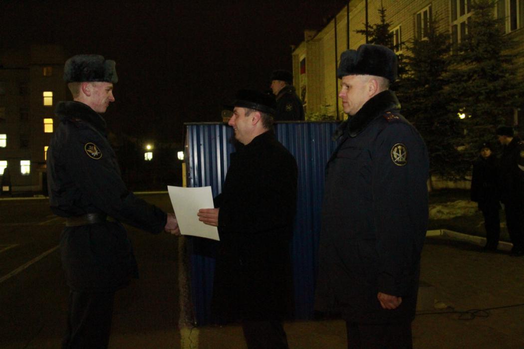 Заместитель председателя облизбиркома Иван Патлач вручил благодарственные грамоты курсантам Псковского филиала академии ФСИН