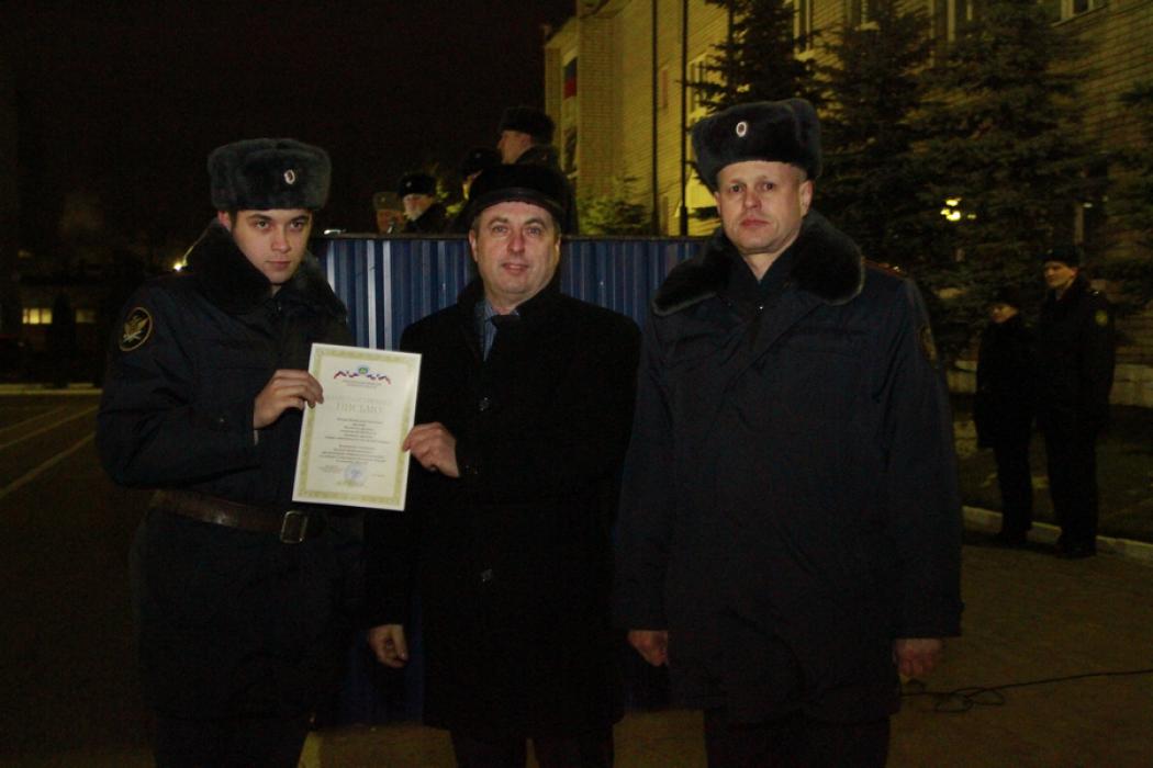 Заместитель председателя облизбиркома Иван Патлач вручил благодарственные грамоты курсантам Псковского филиала академии ФСИН