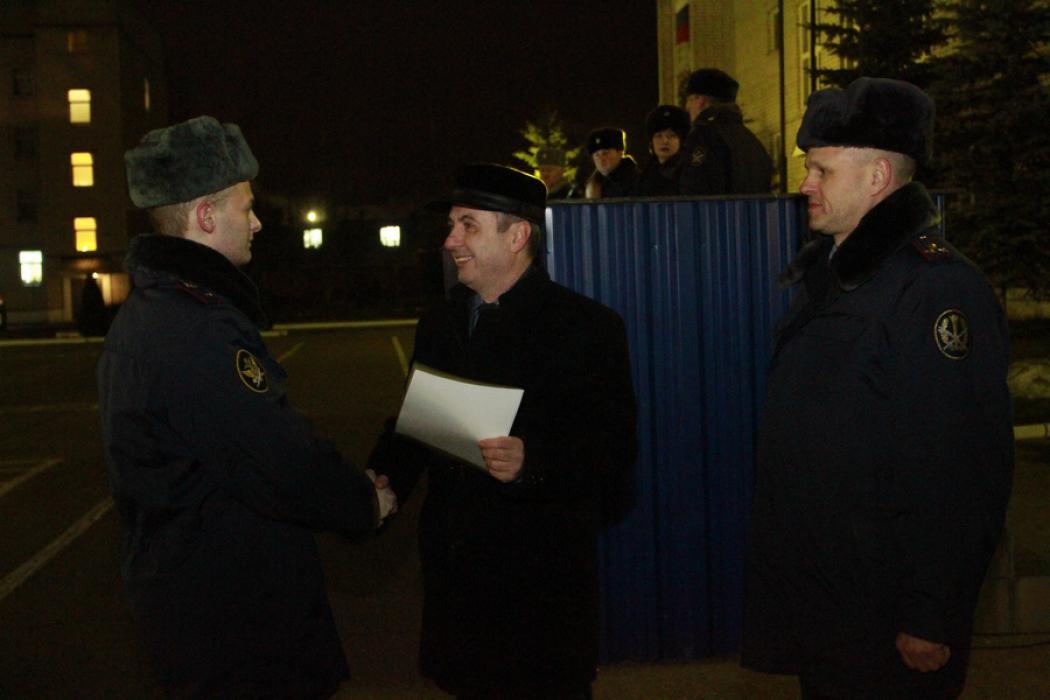 Заместитель председателя облизбиркома Иван Патлач вручил благодарственные грамоты курсантам Псковского филиала академии ФСИН