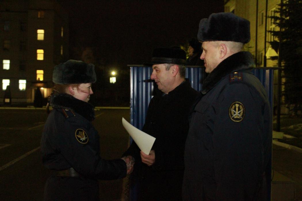 Заместитель председателя облизбиркома Иван Патлач вручил благодарственные грамоты курсантам Псковского филиала академии ФСИН