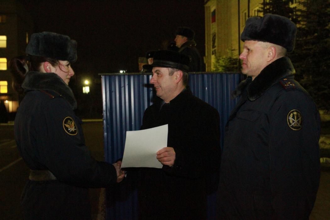 Заместитель председателя облизбиркома Иван Патлач вручил благодарственные грамоты курсантам Псковского филиала академии ФСИН