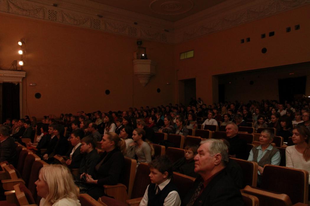 Заместитель председателя облизбиркома поздравил юных псковичей с Днем Конституции