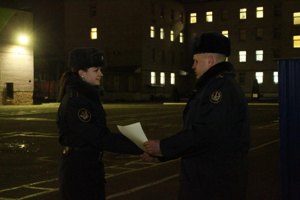 Заместитель председателя облизбиркома Иван Патлач вручил благодарственные грамоты курсантам Псковского филиала академии ФСИН