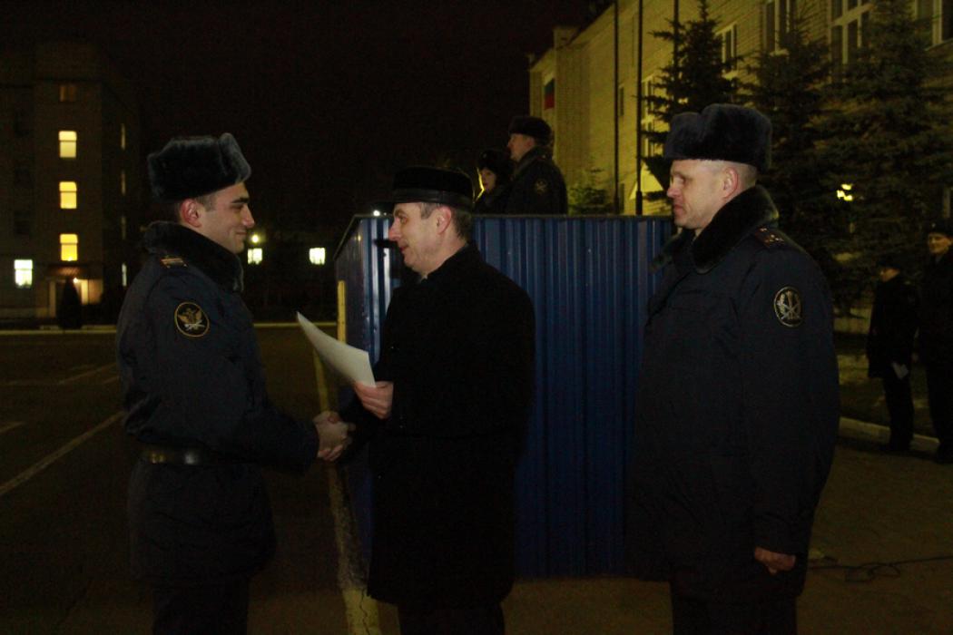 Заместитель председателя облизбиркома Иван Патлач вручил благодарственные грамоты курсантам Псковского филиала академии ФСИН