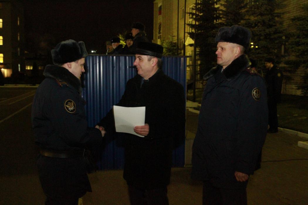 Заместитель председателя облизбиркома Иван Патлач вручил благодарственные грамоты курсантам Псковского филиала академии ФСИН