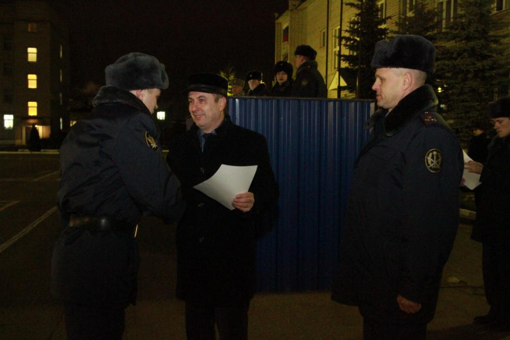 Заместитель председателя облизбиркома Иван Патлач вручил благодарственные грамоты курсантам Псковского филиала академии ФСИН
