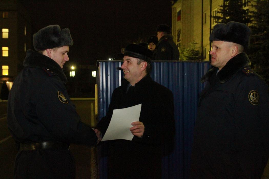 Заместитель председателя облизбиркома Иван Патлач вручил благодарственные грамоты курсантам Псковского филиала академии ФСИН