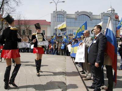 1 мая сторонники ЛДПР прошли маршем к памятнику Ольге, где открыли митинг выступлением барабанщиц. Фото: Александр Сидоренко