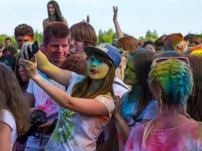 7 июня Фестиваль красок «Колорфест» в Изборске. Фото: Николай Мельков