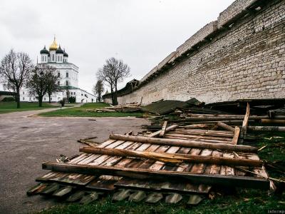 7 декабря Последствия штормового ветра в Псковском кремле. Фото: Александр Сидоренко