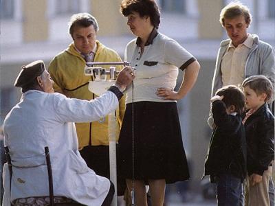 Контроль за весом на углу Одесской улицы. Если Вы не стесняетесь прохожих, Вы можете проверить свой вес всего за несколько копеек на уличных весах всюду в Советском Союзе. Кассиры, как и контролеры, швейцары и другой обслуживающий персонал, зачастую пенси