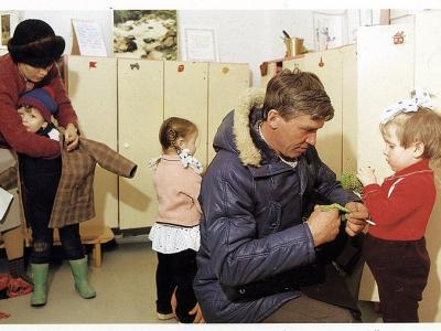 Родители забирают своих детей в Якутском детском саду. Государство все больше берет на себя роль бабушки, которая заботится о внуках, пока их родители работают. В городах, где семьи с двумя доходами - норма, до трех четвертей всех детей ходят в ясли (днев