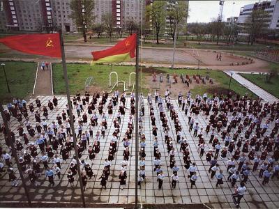 Под флагом СССР и Республики Белоруссия минские школьники начинают этот день с гимнастики
