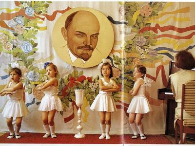 Дошкольники в Детском саду Хабаровска №188 репетируют номер для театрализованного представления под осторожными глазами 