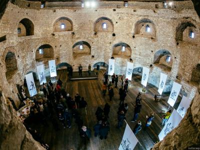 Покровская башня распахнула двери для посетителей выставки художественных работ и фотографий с изображением Сергея Довлатова. Фото: Александр Сидоренко