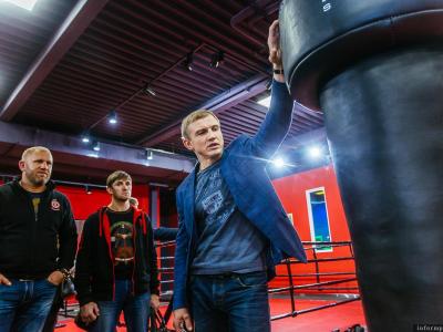 Сергей «Десантник» Харитонов и Андрей «Белая акула» Семенов побывали на тренировке псковских бойцов. Фото: Александр Сидоренко