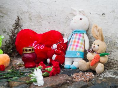 Акция возле Рыбницкой башни в память о погибших в авиакатастрофе над Синаем псковичах. Фото: Александр Сидоренко