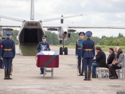 На авиабазе в Острове простились с погибшем в Сирии лётчиком-оператором Евгением Долгиным. Фото: Сергей Герасимов