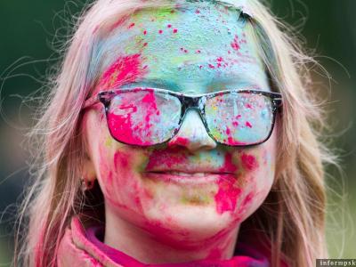 Фестиваль красок Холи ColorFest в Пскове. Фото: ПАИ