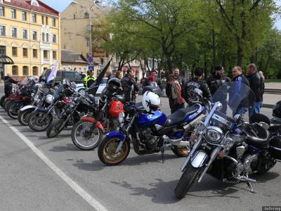  Вернуться на главную страницу Фото 1 из 23 Комментарии: 0 Обсудить >>> Открытие мотосезона в Пскове 2016. Фото: Николай Мельков
