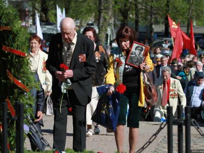 Возложение цветов у Вечного Огня. Фото: Александр Сидоренко