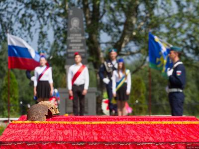 В деревне Жидилов Бор Псковского района перезахоронили останки 16 бойцов. Фото: Александр Сидоренко