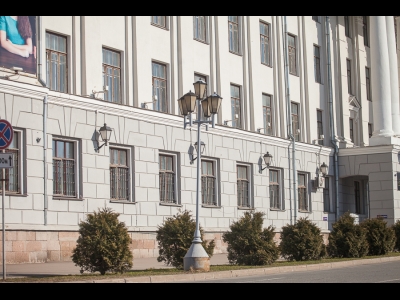 Фонари у главного корпуса Псковского госуниверситета 
