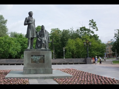 Красивейшие фонари у памятника Пушкину и крестьянке 