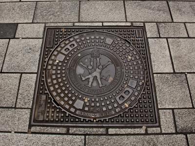 Люк в Дюссельдорфе (Германия) с символом города Радшлегером (мальчик, делающий колесо) . Фото: ПАИ