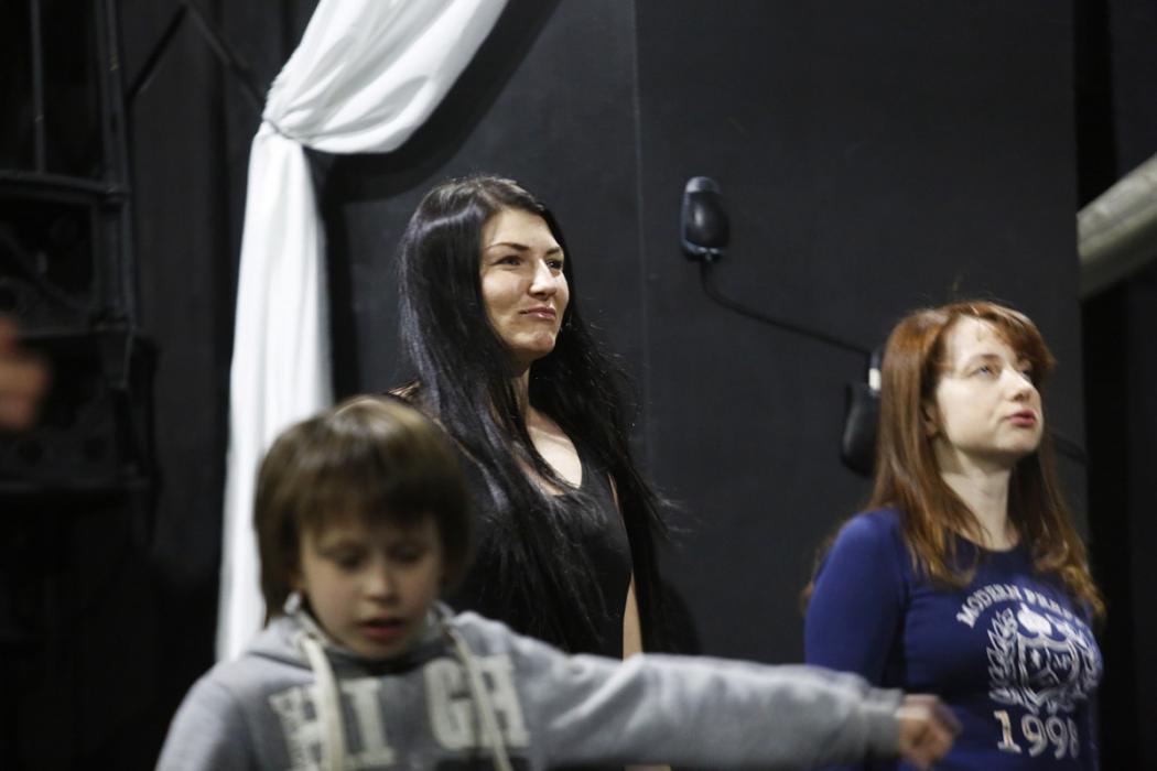 Совместное занятие учеников псковской школы-мастерской «Гвозди» и их родителей