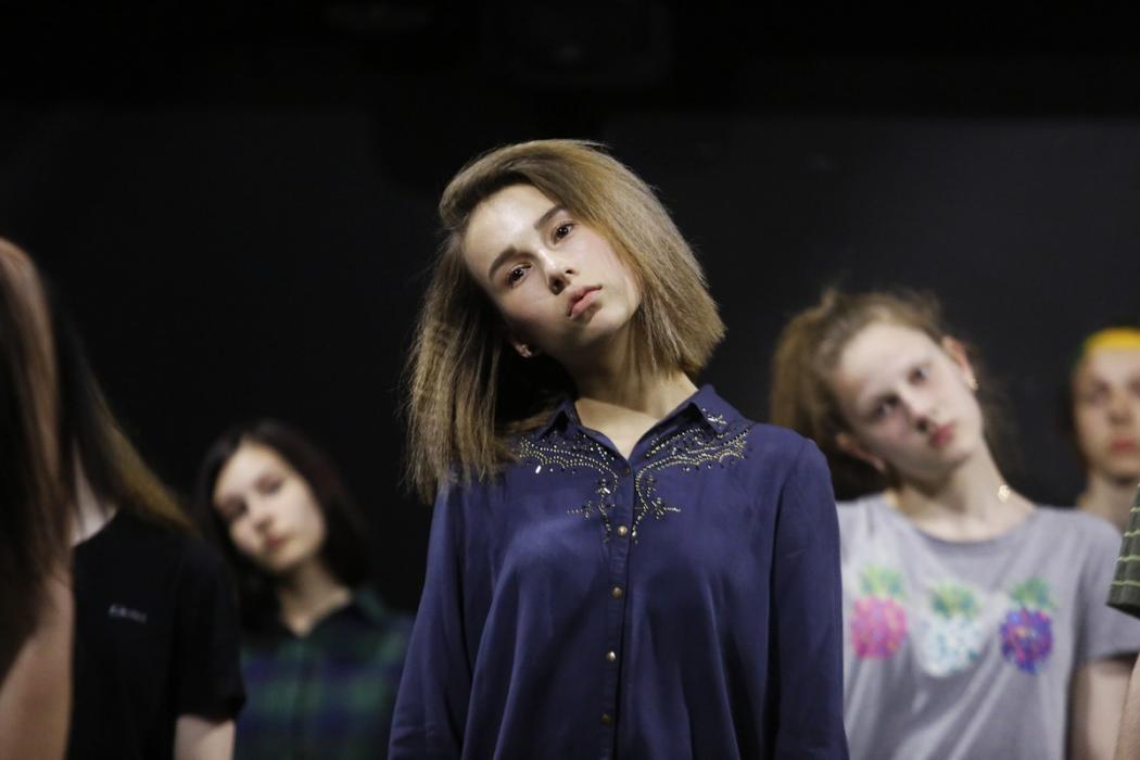 Совместное занятие учеников псковской школы-мастерской «Гвозди» и их родителей