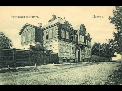 Уличные столбики у Учительского института