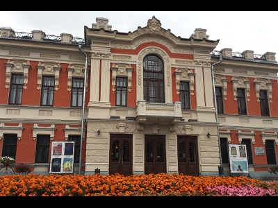 Бархатцевое поле у Псковского театра