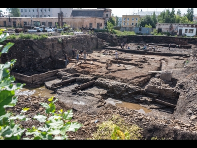 Общий вид Мстиславского II раскопа. Здесь хорошо видны два больших бревна, оставшиеся от большого монастырского колодца 